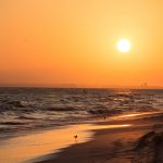 Ondergaande zon bij de Arabische Golf