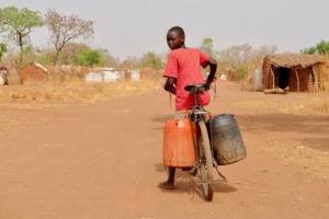 Afrikaanse jongen op fiets