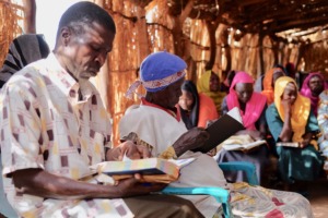 Familie die Bijbel bestudeert in hutje