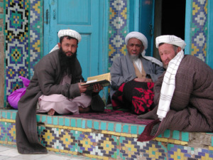 2 mannen lezen Koran met Imam